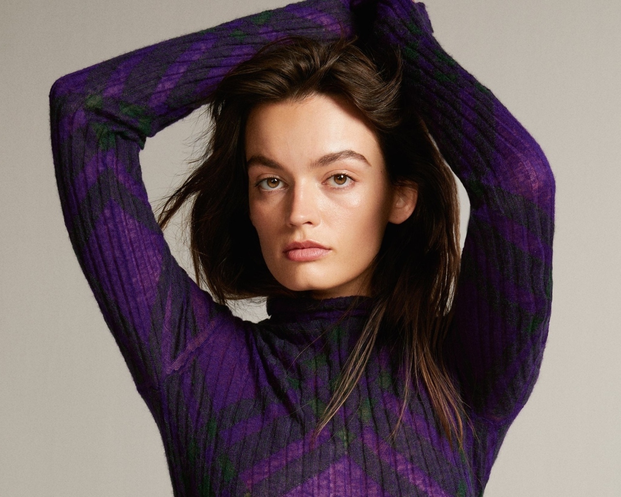 Красивая девушка актриса Эмма Маки в свитере