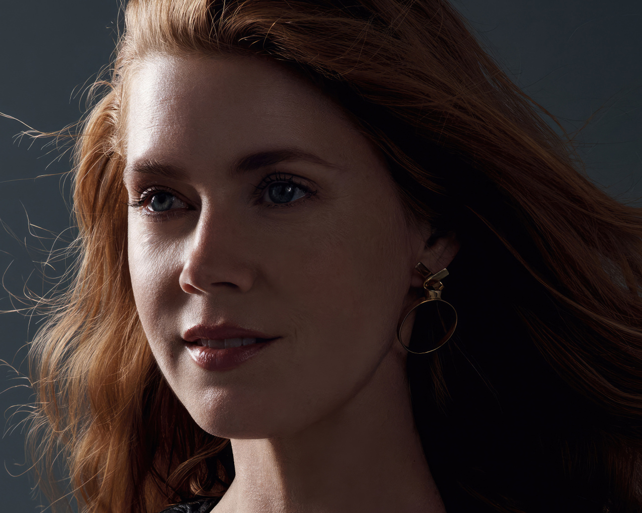 Красивая рыжеволосая американская актриса Эми Адамс