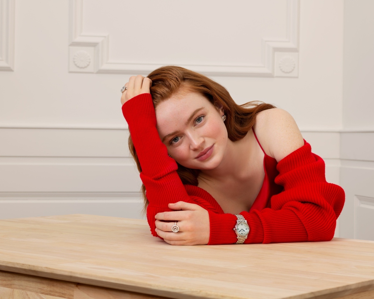 Красивая рыжеволосая актриса Сэди Синк в красном