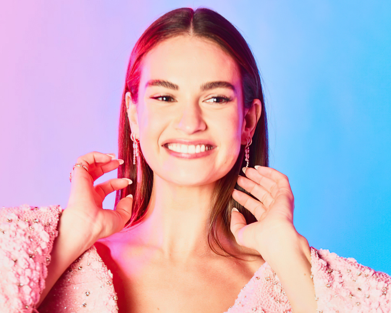 Красивая улыбающаяся девушка актриса Лили Джеймс