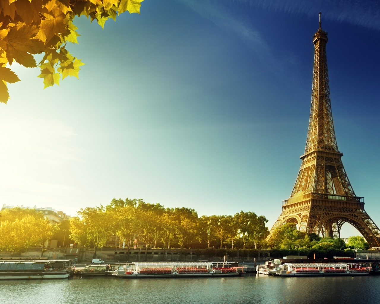 Красивый вид на Эйфелеву башню, Париж. Франция