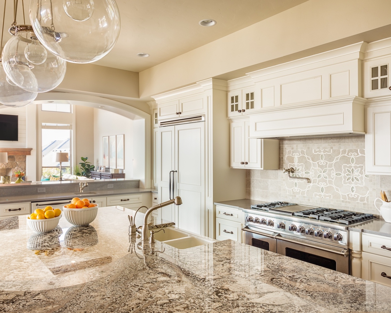 Красивая белая мебель на кухне в доме