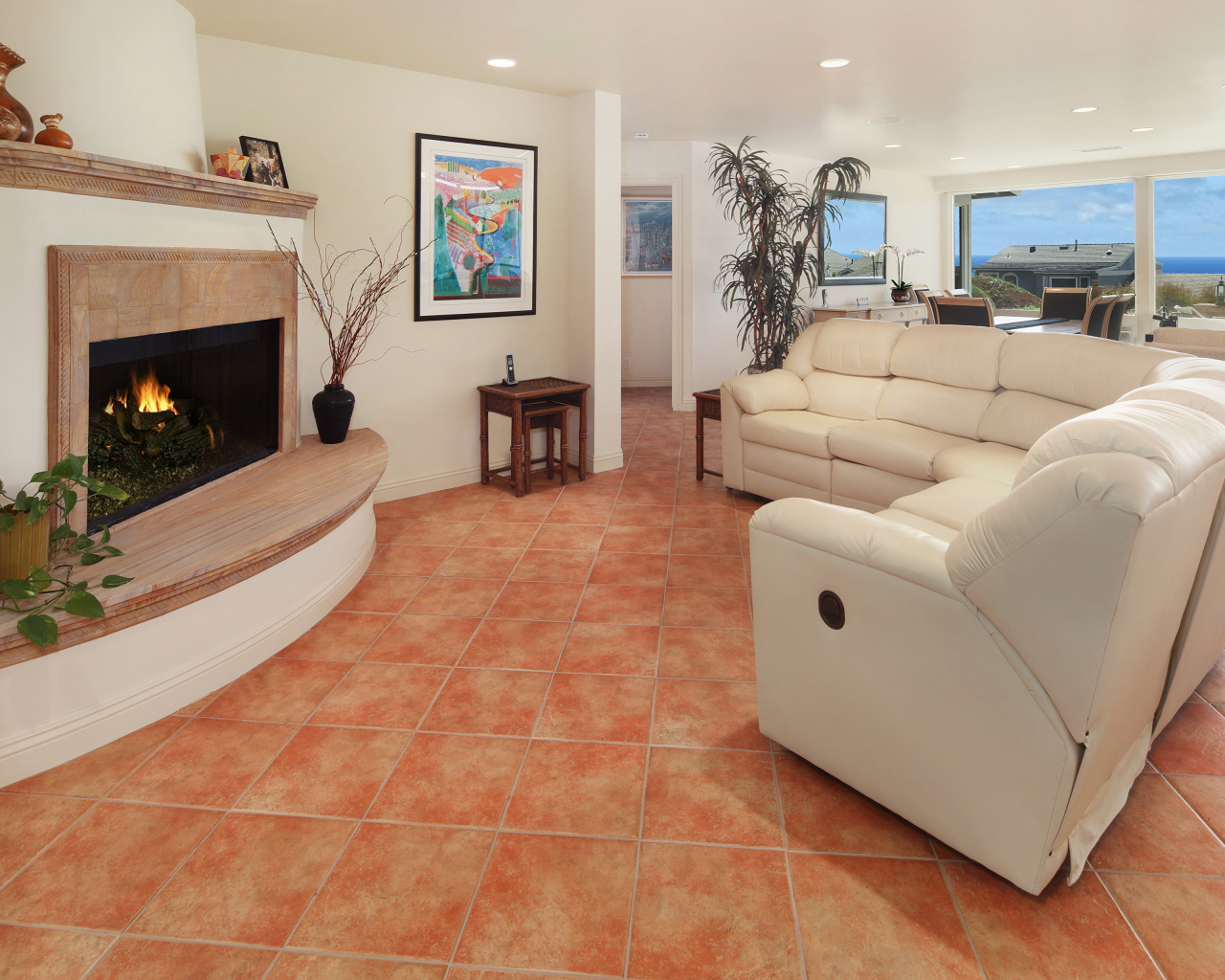 Красивый белый кожаный диван в гостиной с камином