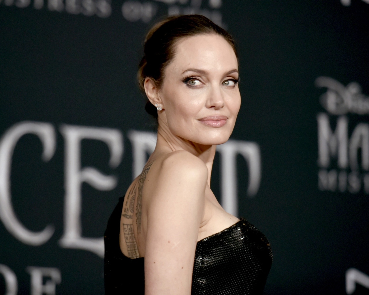 Красивая женщина популярная актриса Анджелина Джоли