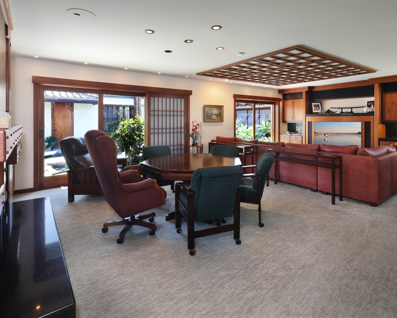 Красивая деревянная мебель в гостиной