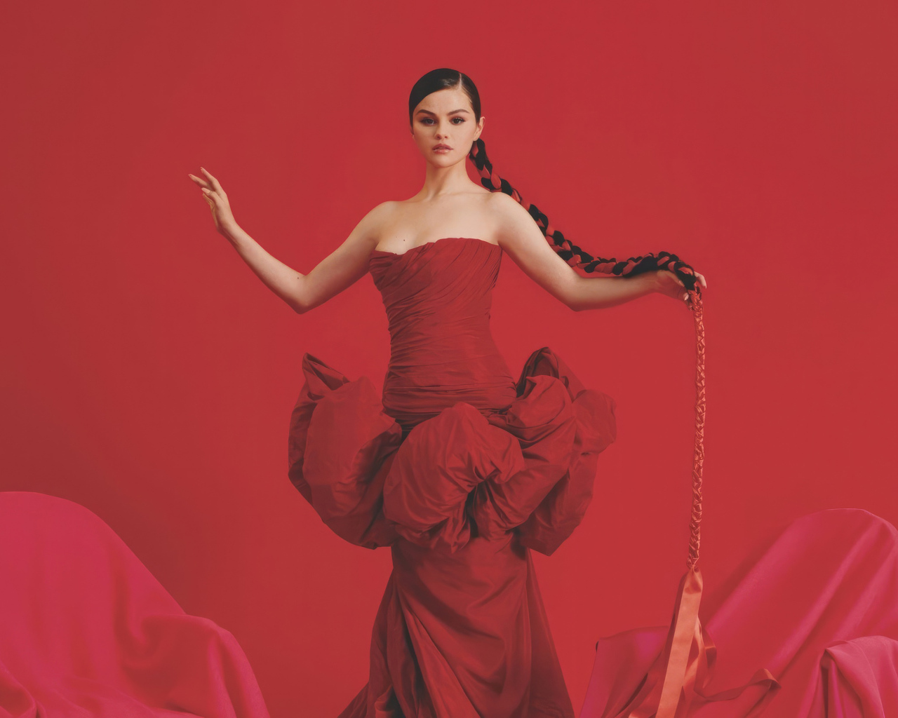 Красивая молодая девушка Селена Гомес в красном платье