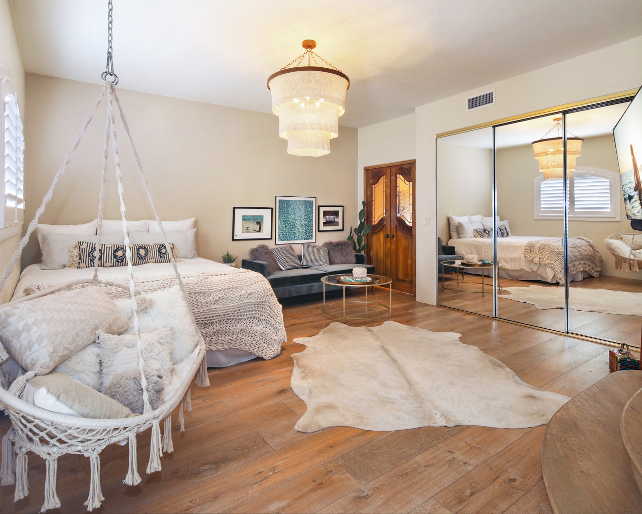 Спальня с белой кроватью и большим зеркалом