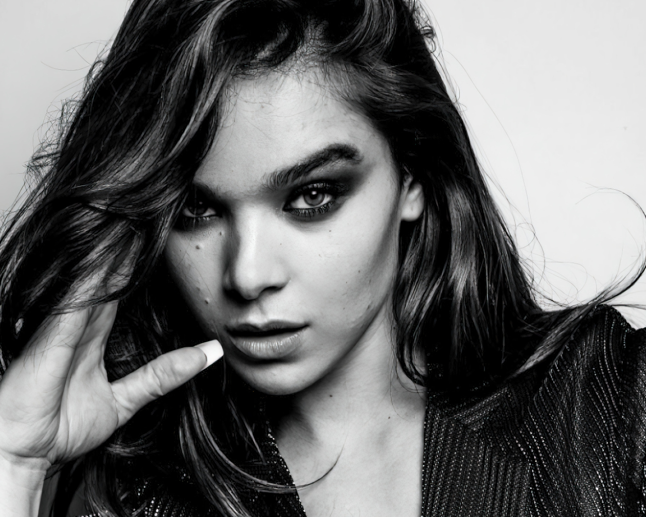 Черно-белое фото актрисы Хейли Стейнфилд на сером фоне