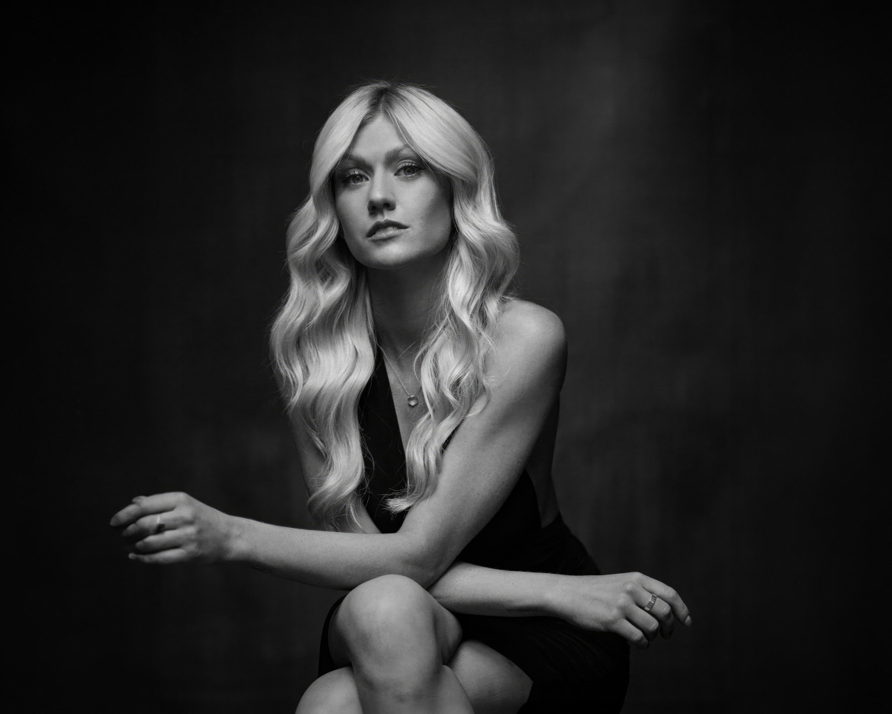 Черно-белое фото актрисы Кэтрин Макнамара