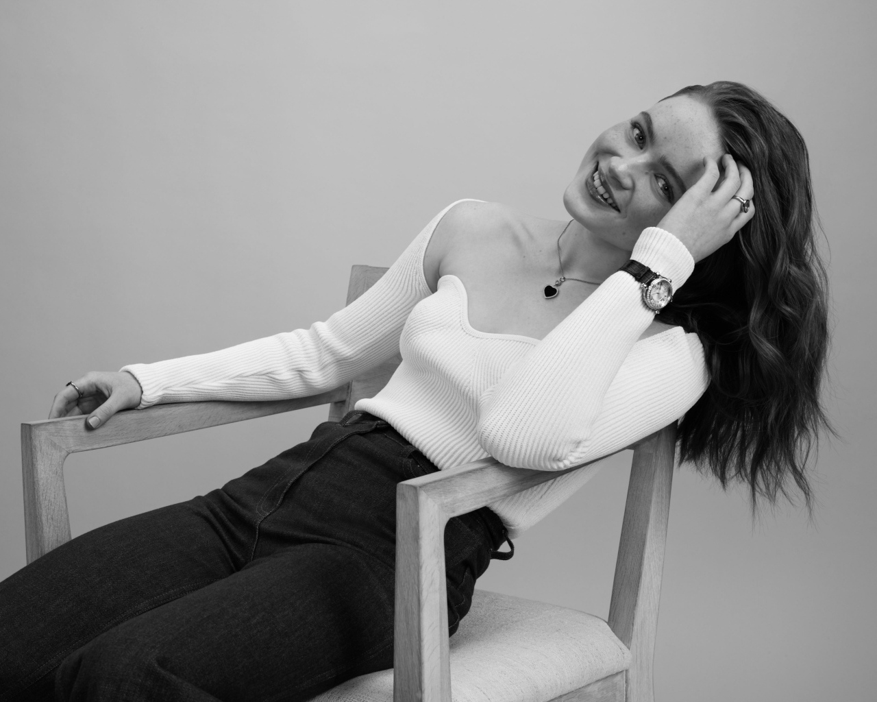 Черно-белое фото актрисы Сэди Синк