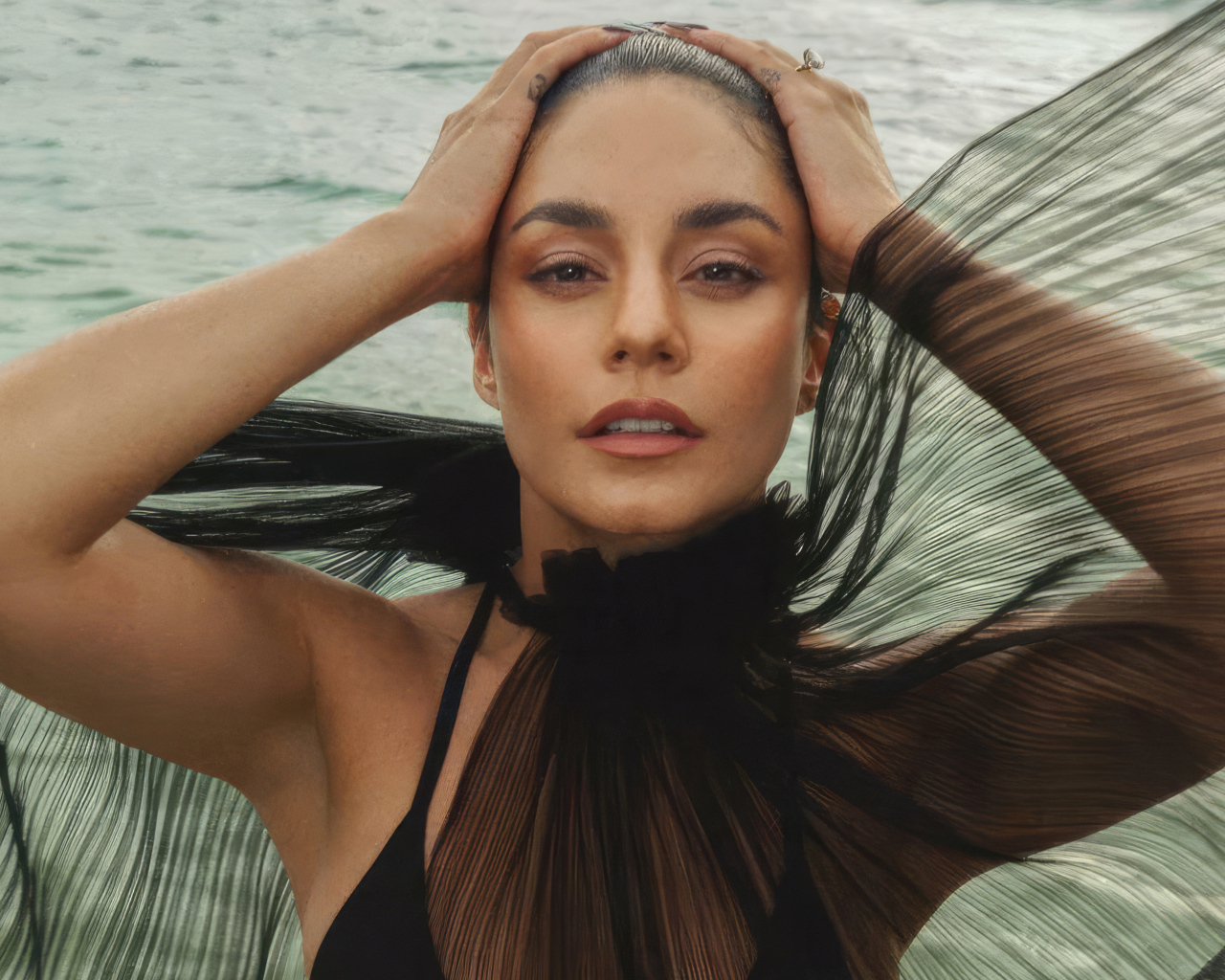 Черный наряд на актрисе Ванесса Хадженс