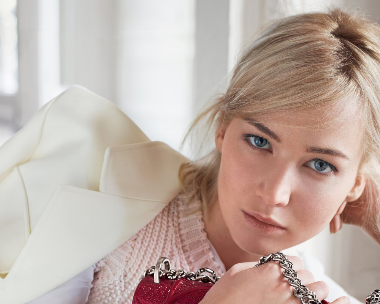 Голубоглазая актриса Дженнифер Лоуренс в белом пиджаке