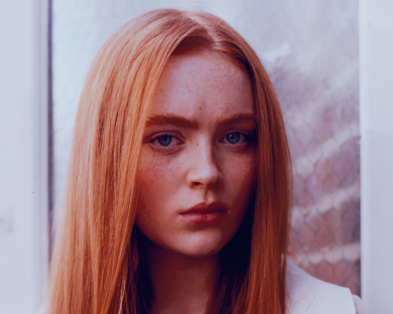 Голубоглазая рыжеволосая девушка Сэди Синк