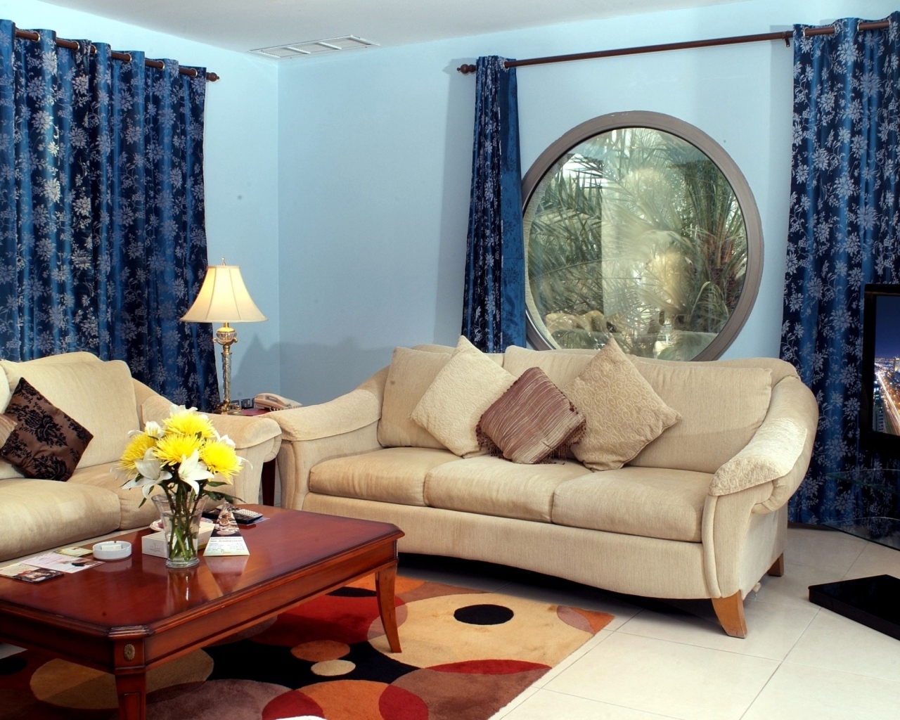 Синие шторы в гостиной с двумя диванами