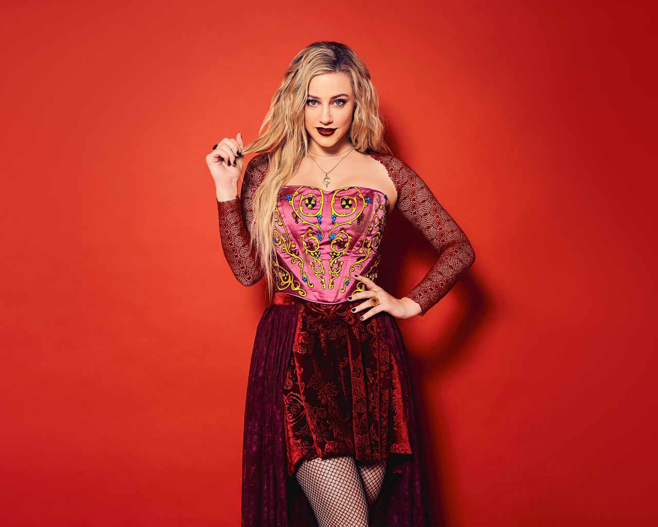 Яркая актриса Лили Рейнхарт на красном фоне