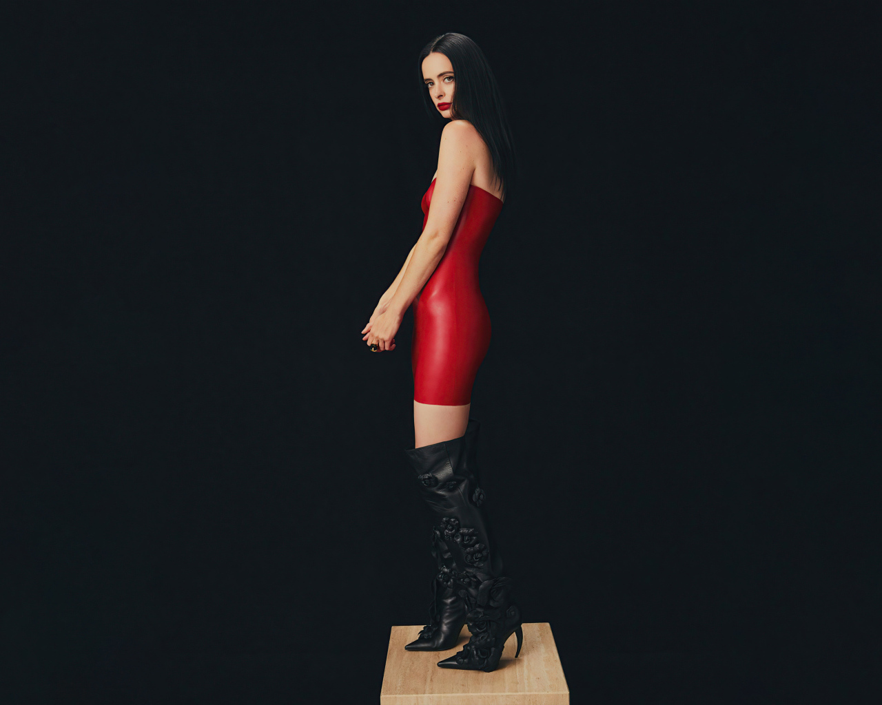 Яркая брюнетка актриса Кристен Риттер в красном платье на черном фоне