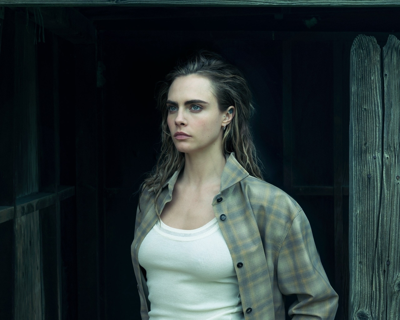 Британская актриса Кара Делевинь в рубашке