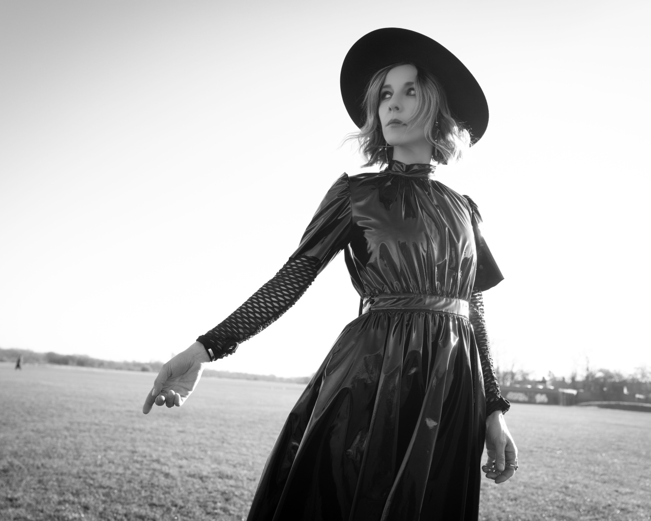 Британская актриса София ди Мартино в черном платье