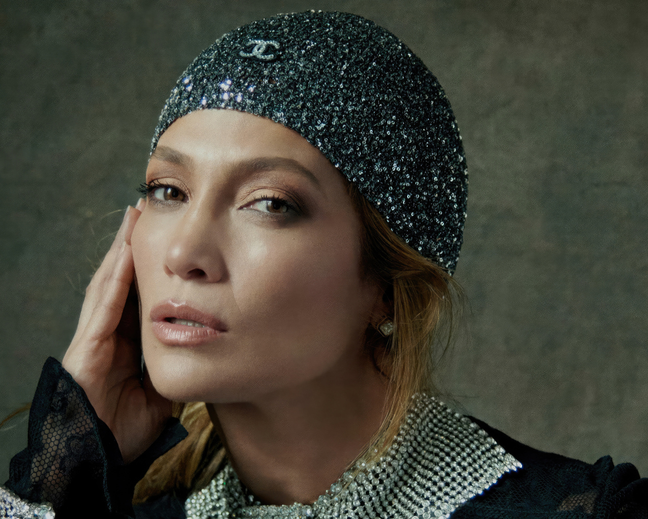 Кареглазая Дженнифер Лопес в блестящей шапке