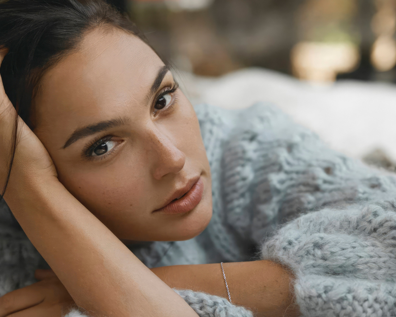 Кареглазая актриса Галь Гадот в теплом свитере