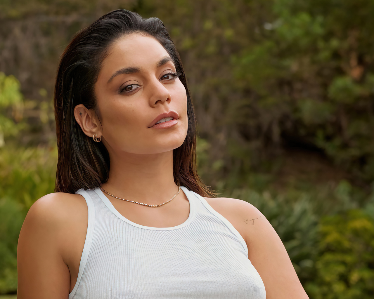 Кареглазая актриса Ванесса Хадженс в белой майке