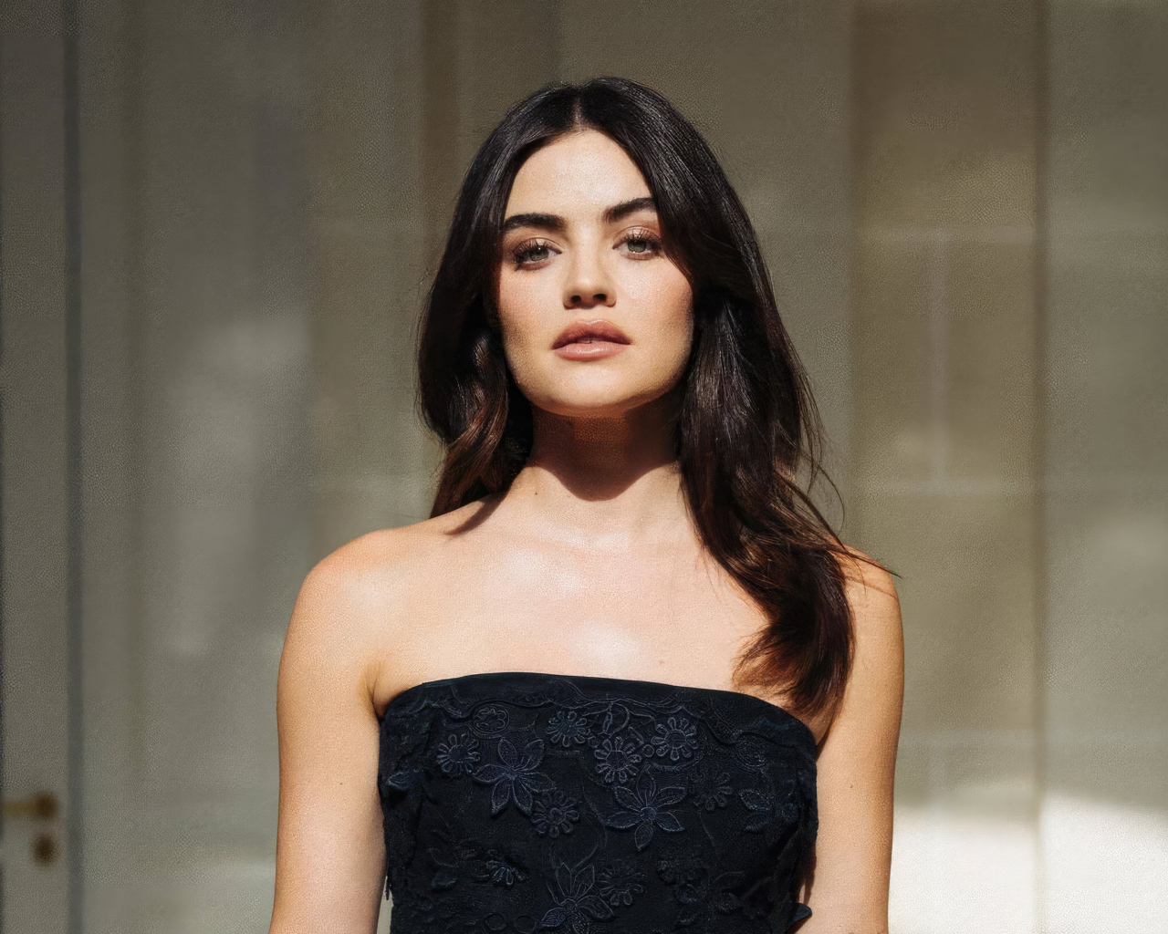 Брюнетка Люси Хейл в черном платье