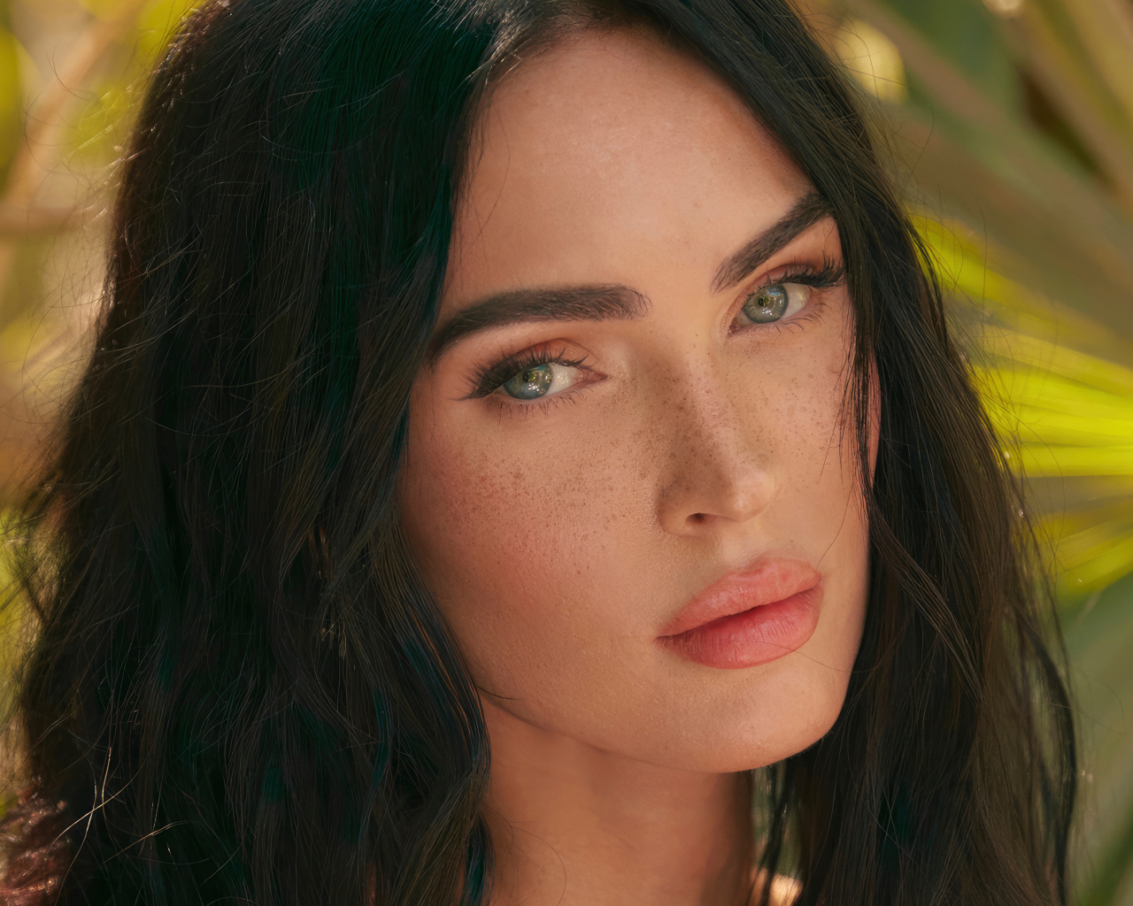 Взгляд актрисы Меган Фокс крупным планом