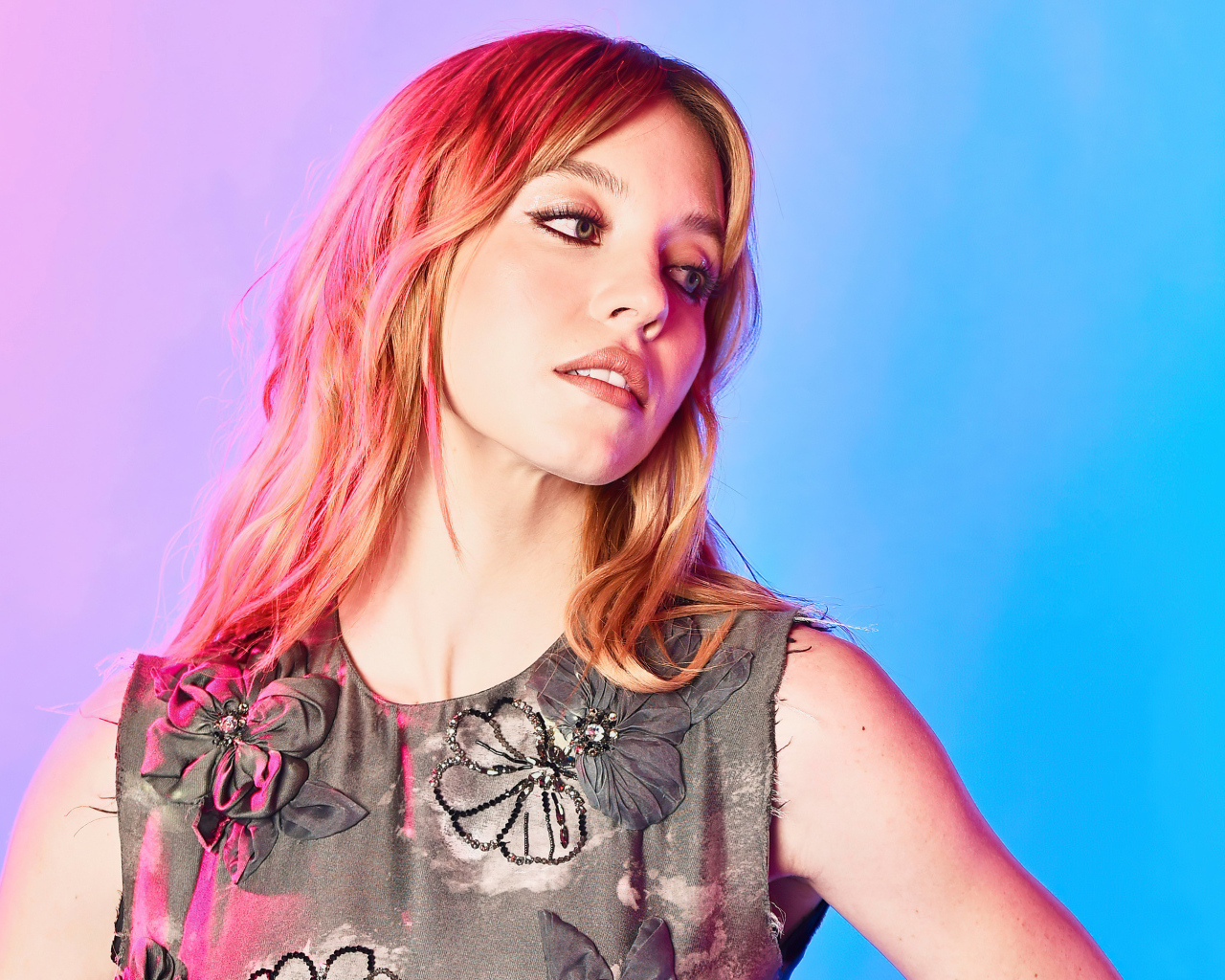 Милая рыжеволосая девушка актриса Сидни Суини