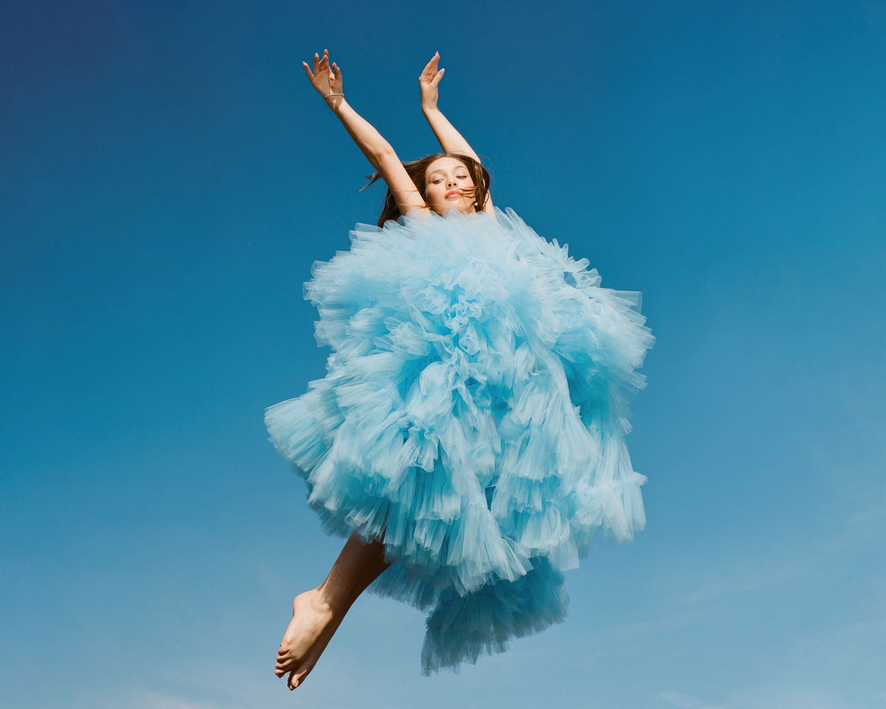 Танцовщица Мэдди Зиглер в пышном голубом платье