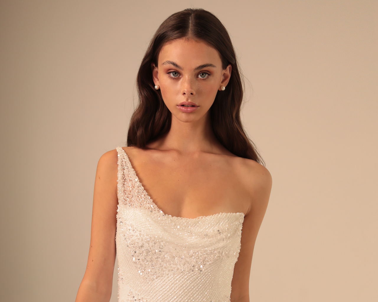 Нежная Мэйка Вулард в белом платье