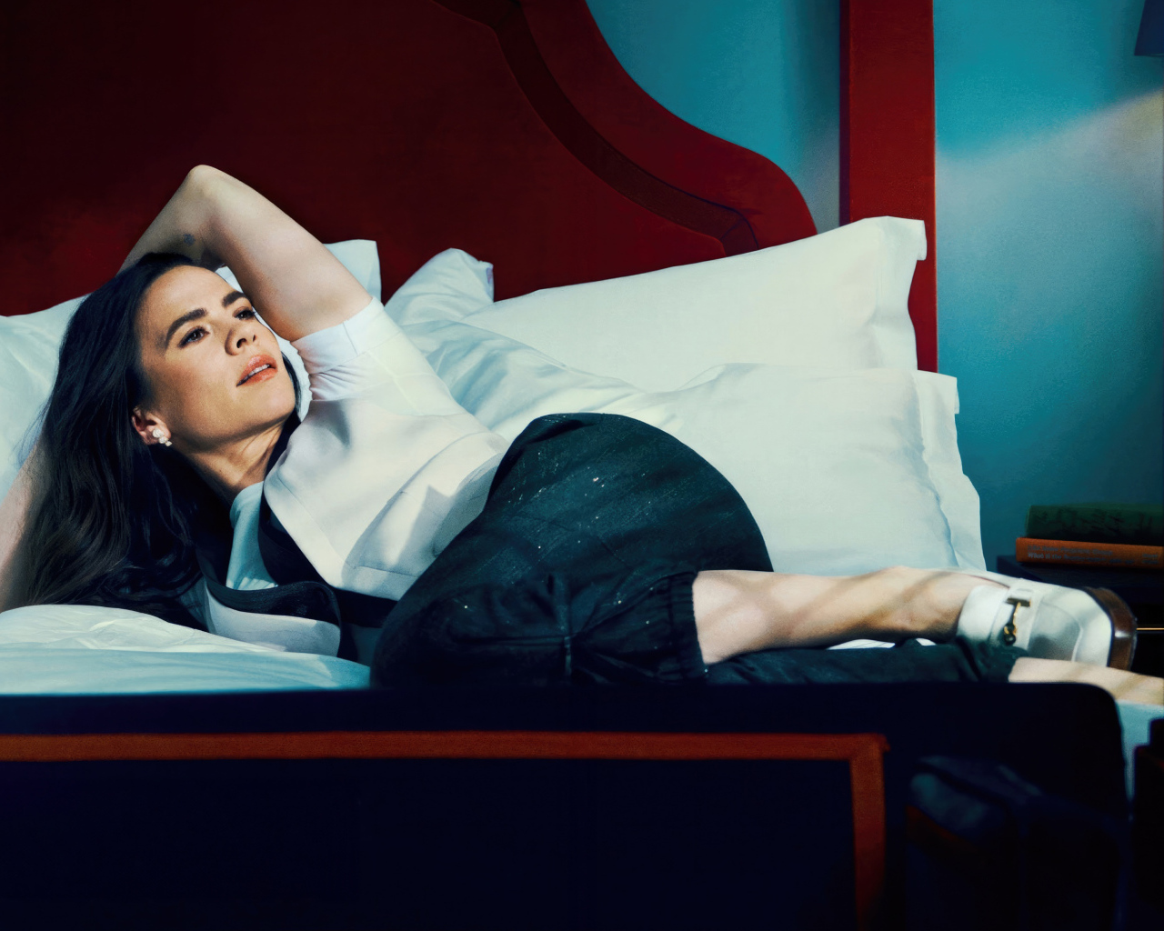 Английская актриса Хейли Этвелл лежит на кровати