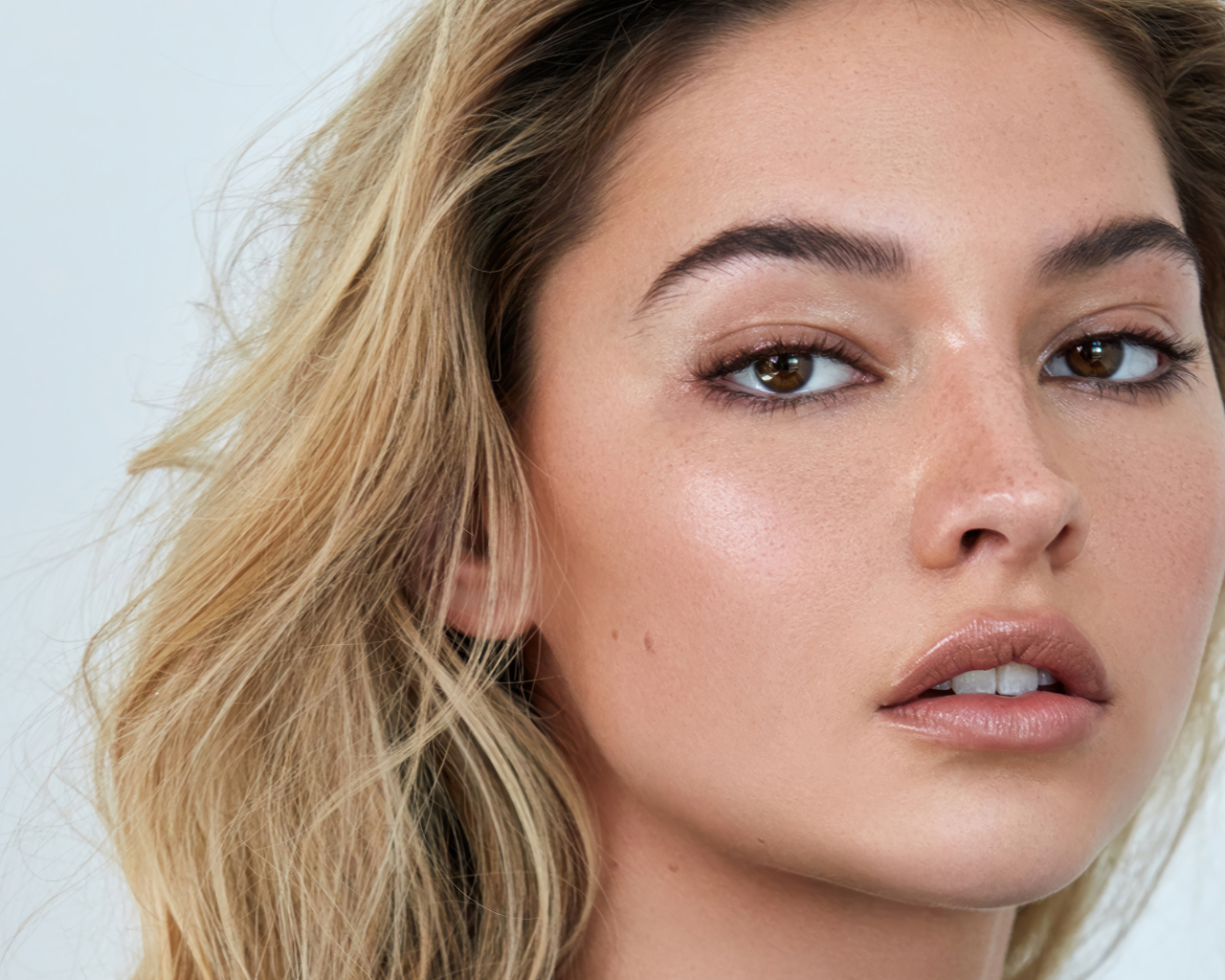 Лицо американской актрисы Мэдлин Клайн