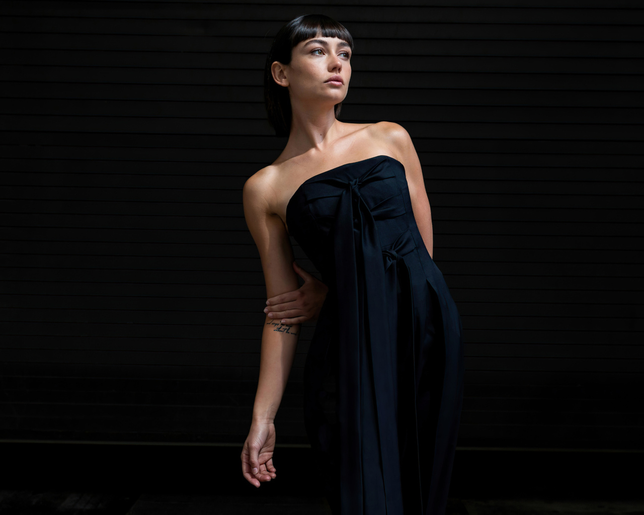 Киноактриса Сидни Чэндлер в черном платье