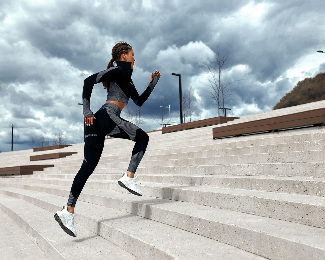Девушка спортсменка бежит по лестнице