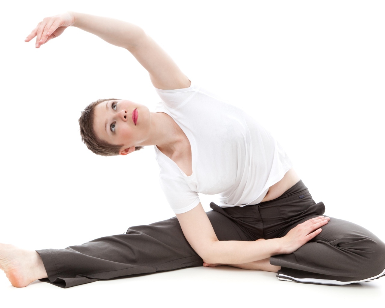 Девушка занимается йогой на белом фоне