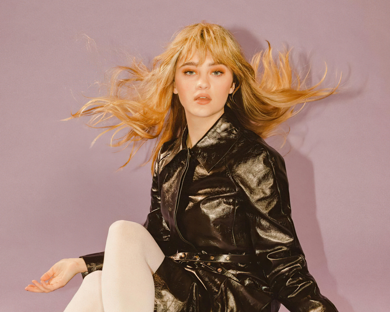 Девушка в черной куртке актриса Лиззи Грин