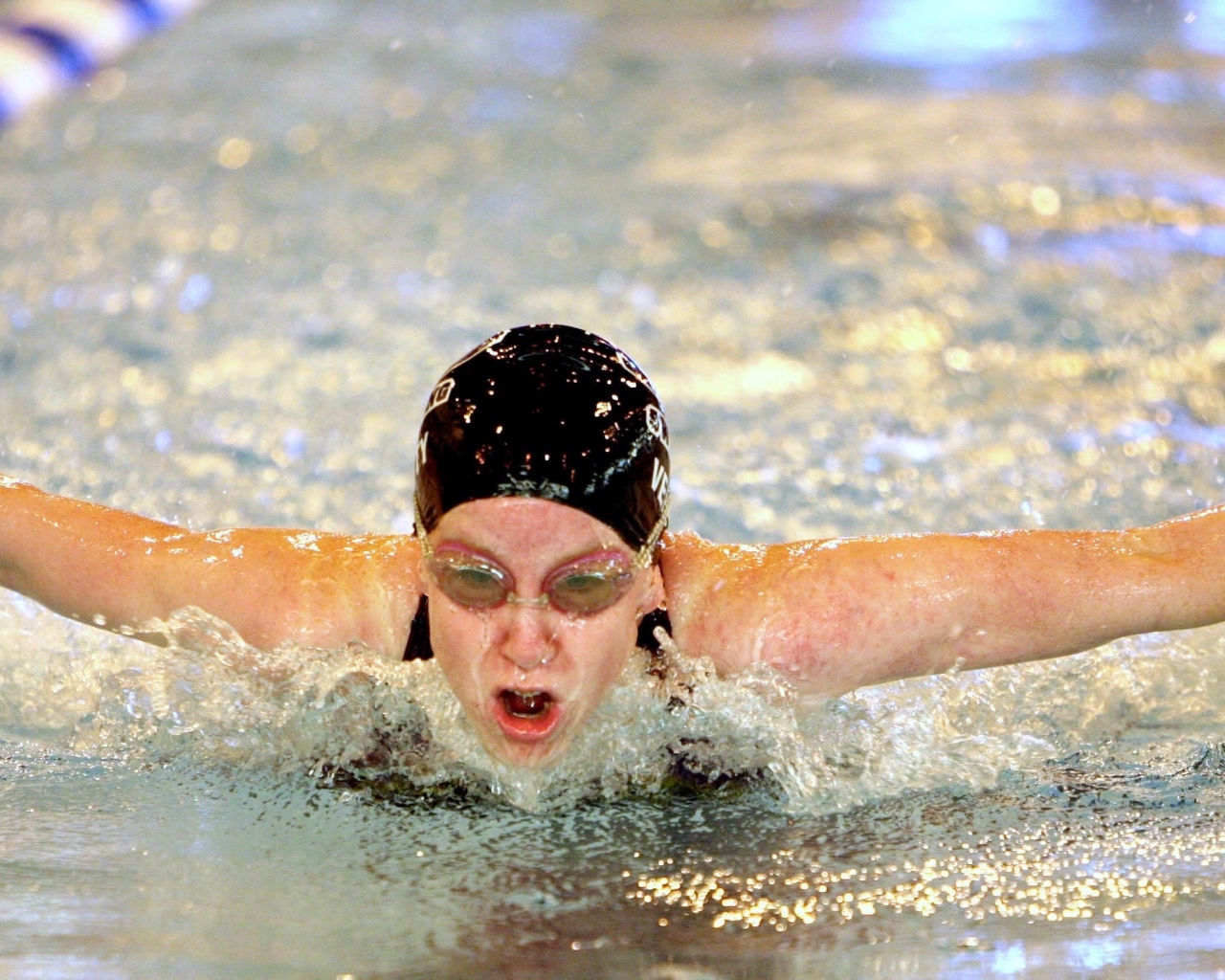 Девушка пловец на соревнованиях