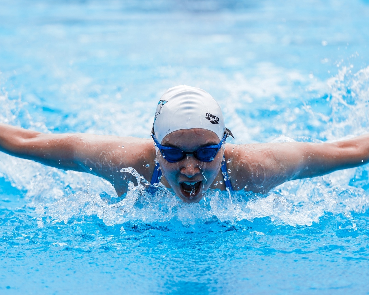 Девушка пловец в бассейне
