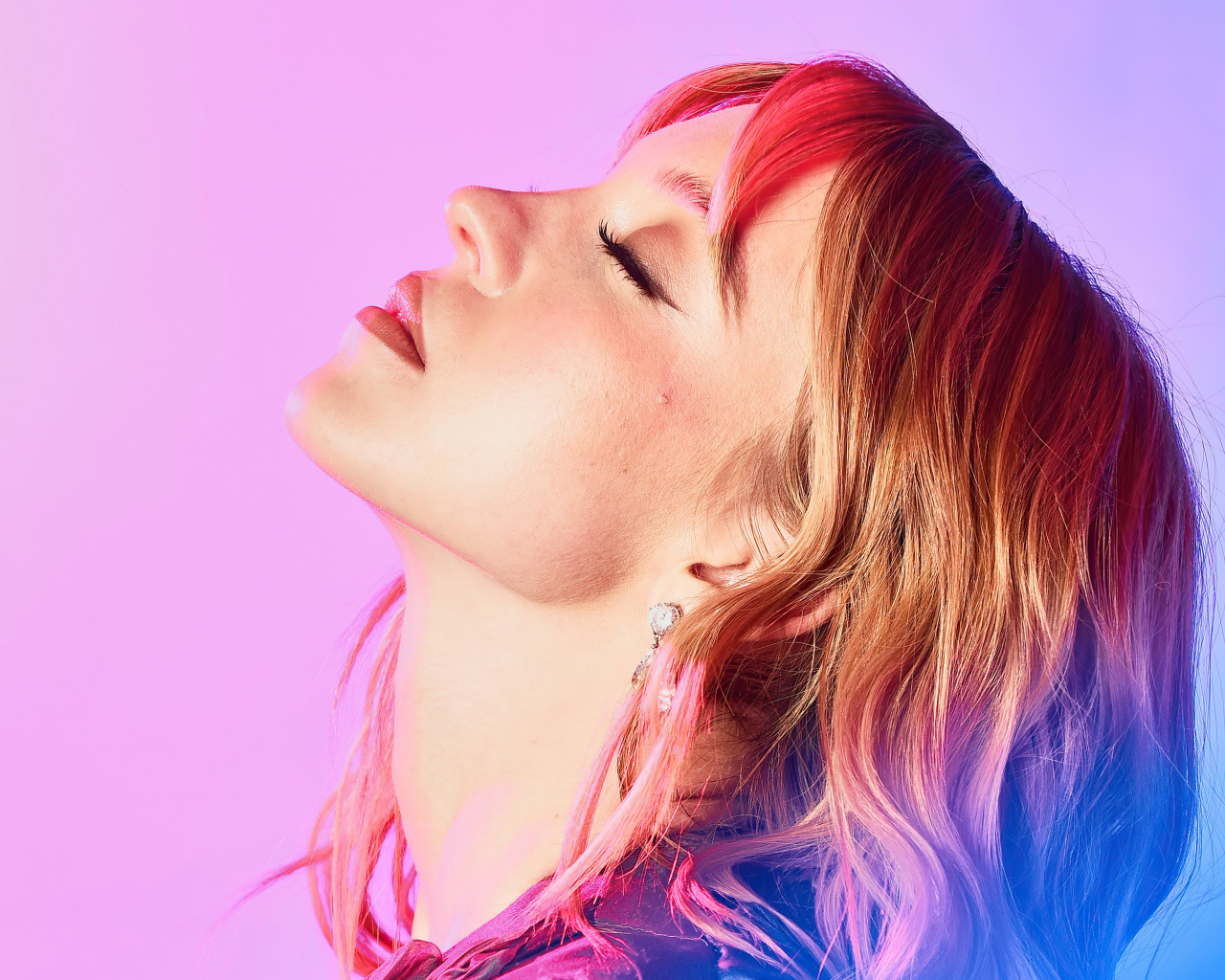 Девушка с закрытыми глазами актриса Сидни Суини