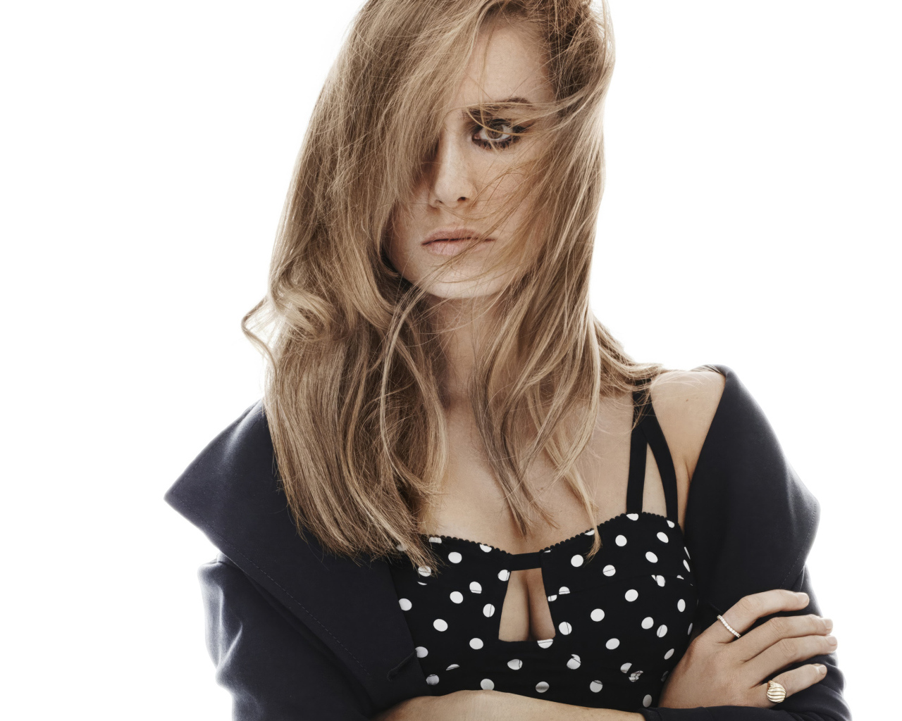 Волосы закрывают лицо актрисы Бри Ларсон