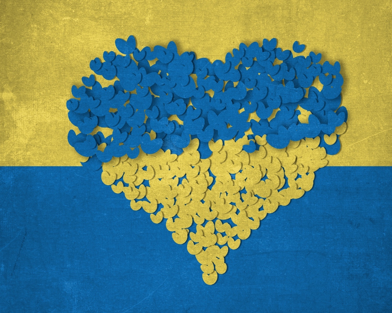 Сердце из сердечек на фоне украинского флага