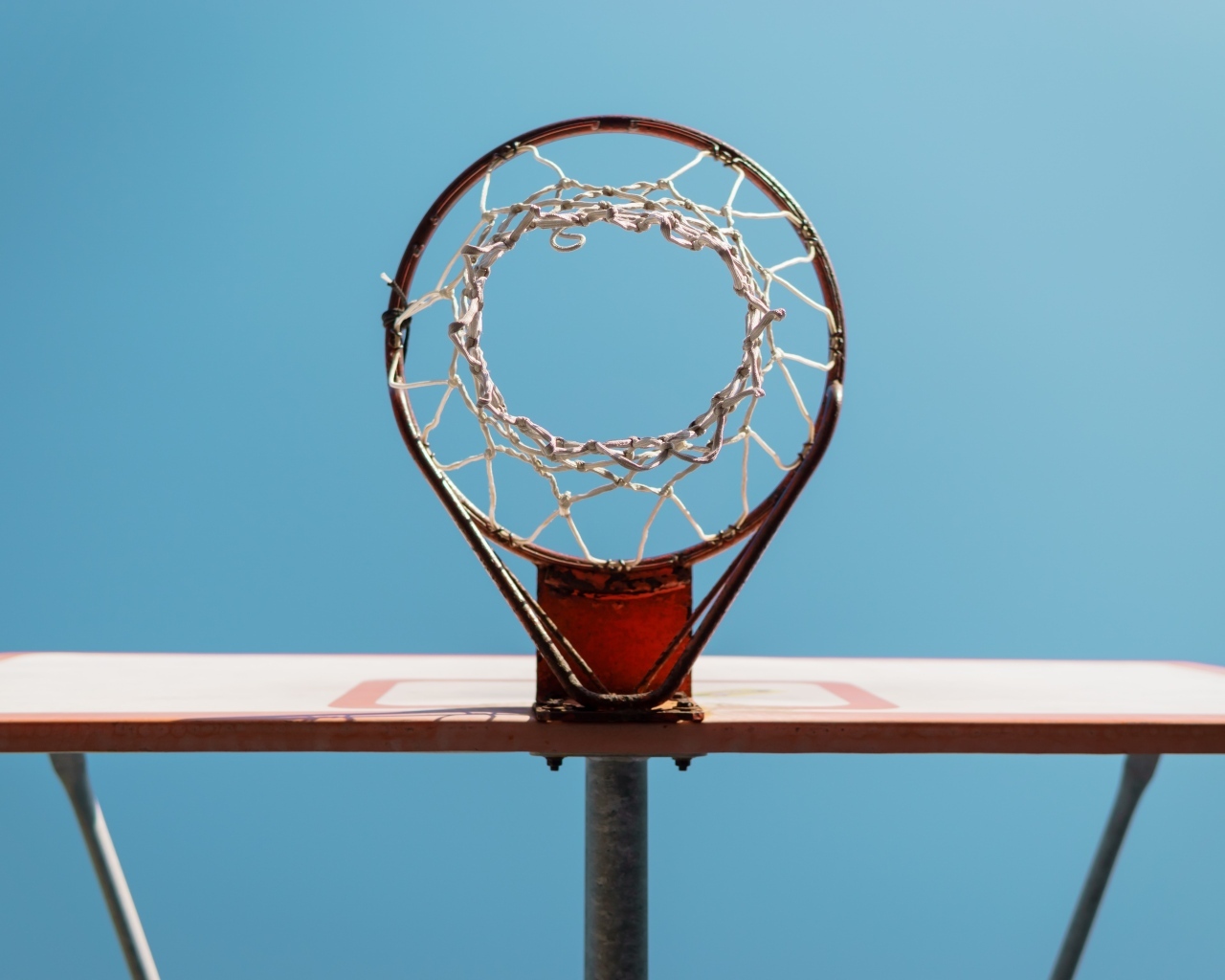 Большое баскетбольное кольцо на голубом фоне