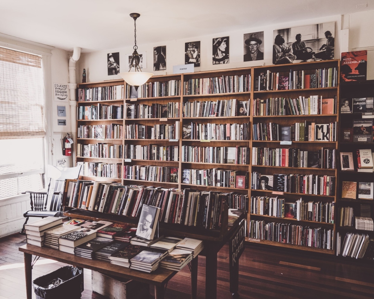 Большой шкаф с книгами в гостиной комнате