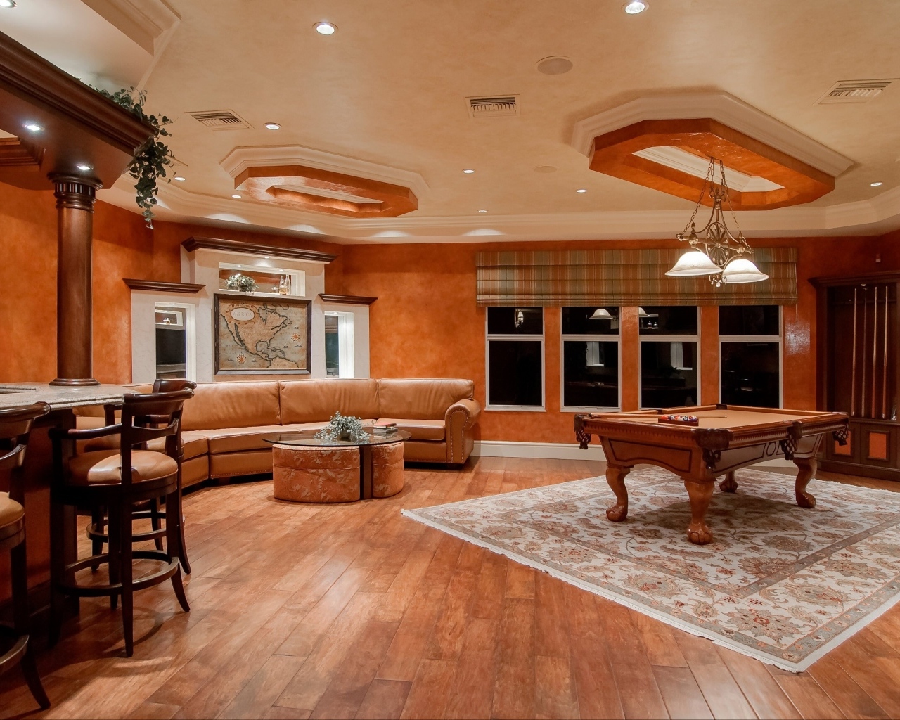 Большая комната с бильярдным столом