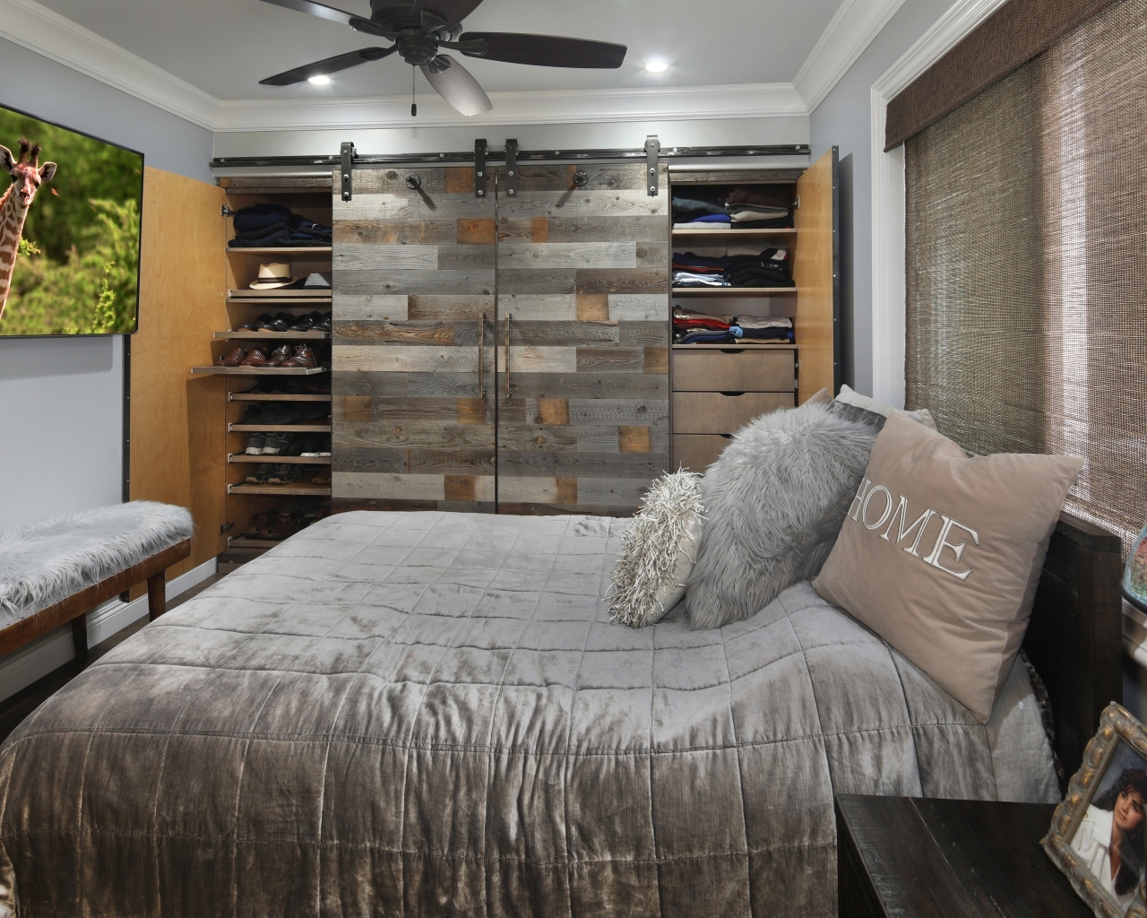 Большая мягкая кровать в спальне со шкафом