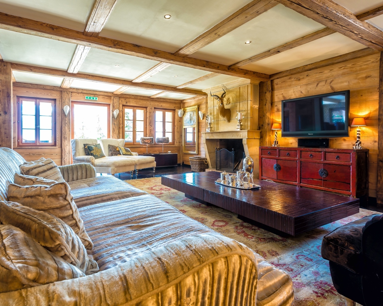 Большой стол и диван в гостиной