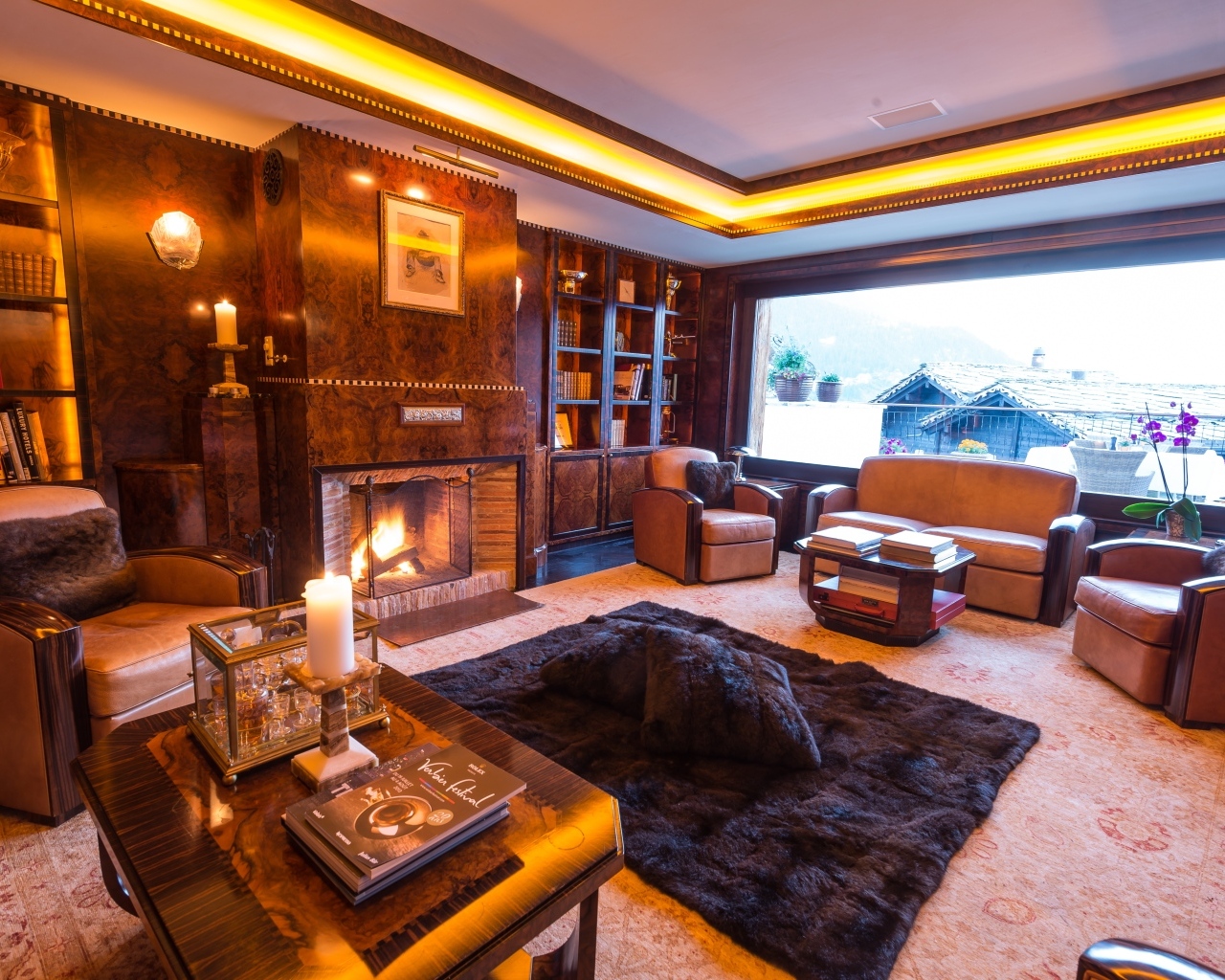 Большое окно в гостиной комнате с камином