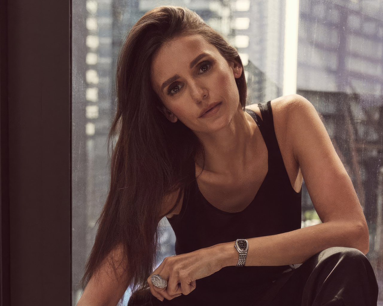 Длинноволосая канадская актриса Нина Добрев