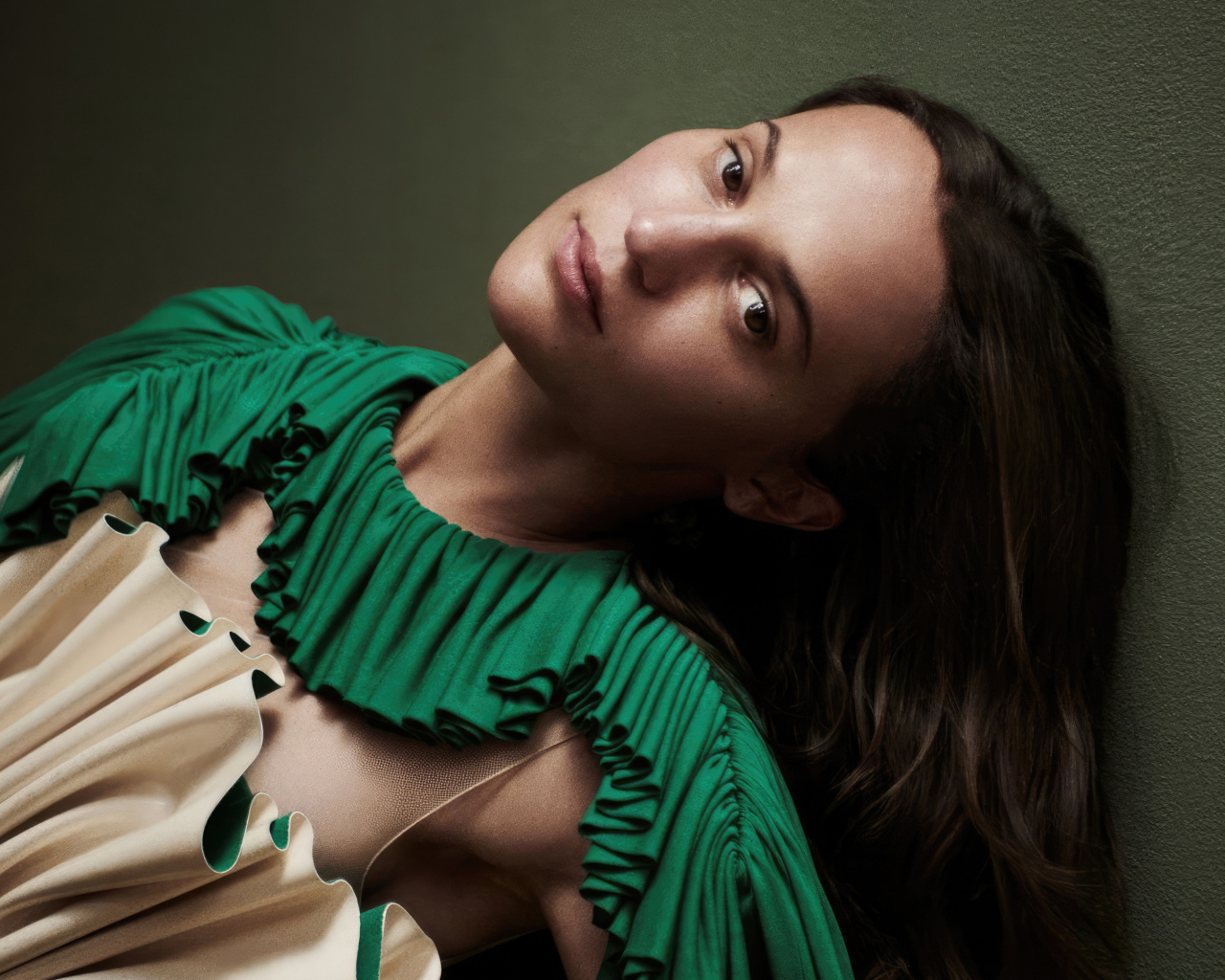 Длинноволосая актриса Алисия Викандер у стены