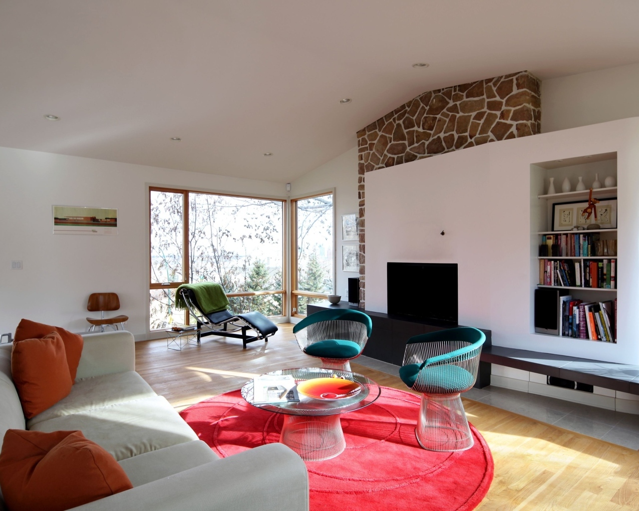 Много мебели в гостиной с большим окном